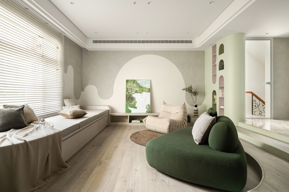 台中住宅空間攝影，客廳以柔和曲線與自然光營造安全舒適的家庭氛圍