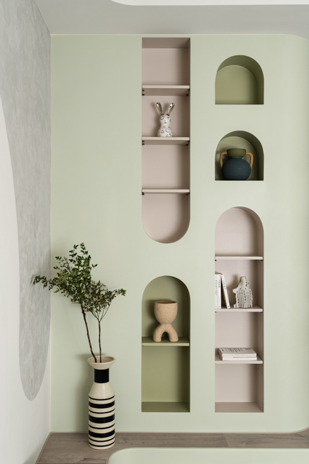 親子住宅客廳設計，弧形牆面與窗邊座位形塑放鬆的生活場景