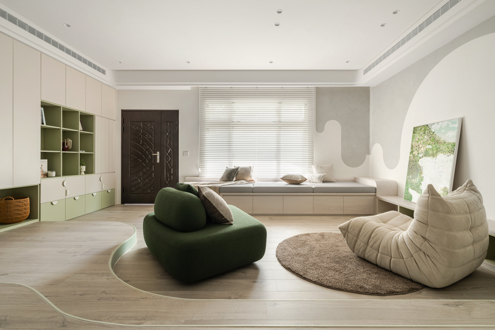 台中住宅空間攝影，客廳以柔和曲線與自然光營造安全舒適的家庭氛圍