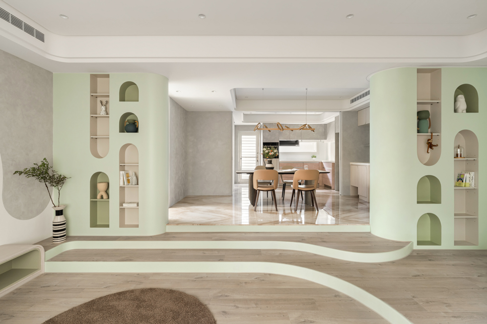 台中室內空間攝影，開放式餐廚空間以圓弧元素串連家庭動線