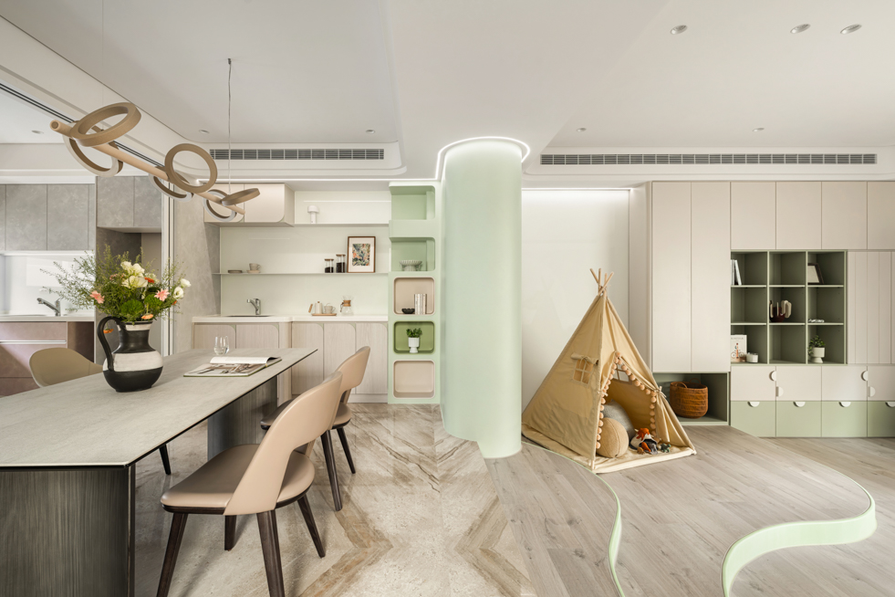 親子住宅客廳設計，弧形牆面與窗邊座位形塑放鬆的生活場景