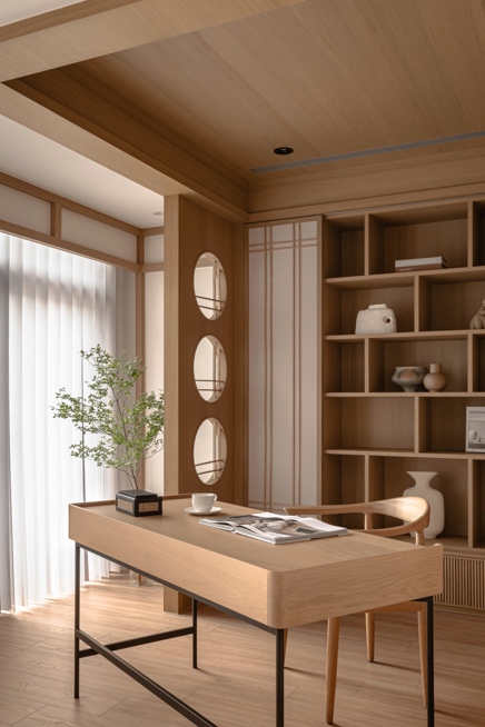 三川二目空間攝影:臥室溫潤木質調影像,捕捉日光篩落後的靜謐氛圍與空間敘事| 易構設計