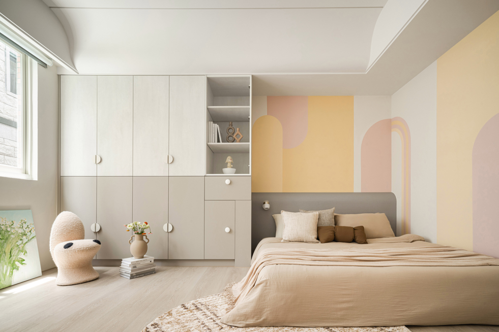 兒童房設計，粉色與拱形牆面營造溫柔安心的成長空間