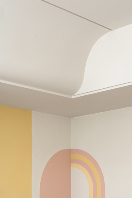 兒童房設計，粉色與拱形牆面營造溫柔安心的成長空間