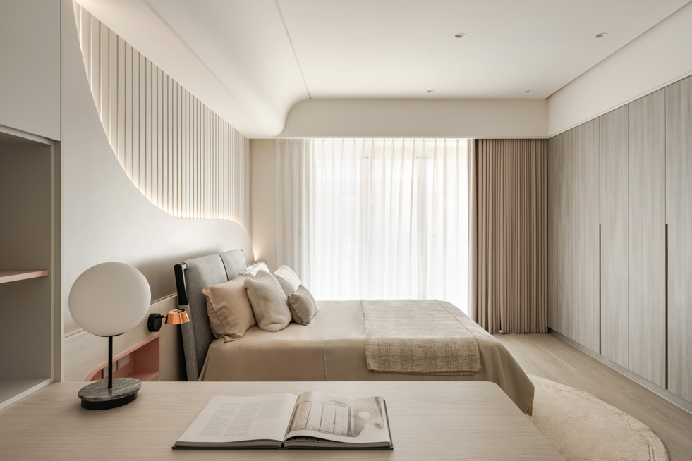 臥室空間設計，柔和色調與收納配置帶來穩定舒適的休憩感