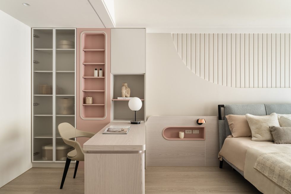 臥室空間設計，柔和色調與收納配置帶來穩定舒適的休憩感