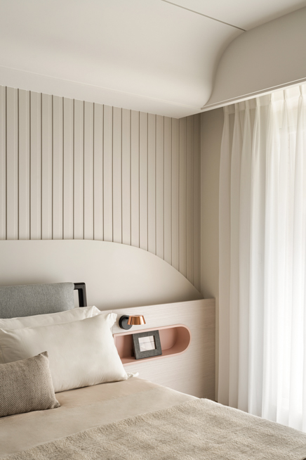 臥室空間設計，柔和色調與收納配置帶來穩定舒適的休憩感