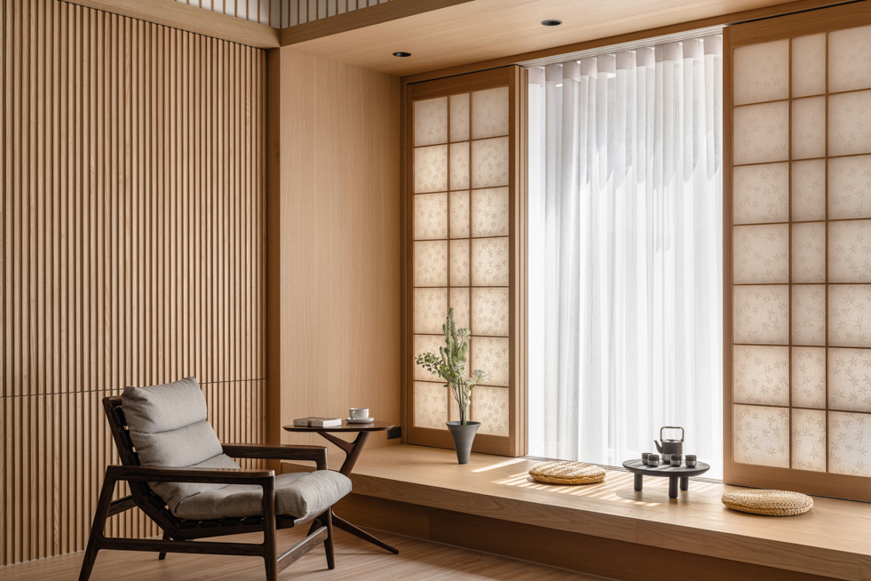 獲獎設計紀錄:透天住宅客廳室內攝影,展現日光在木質牆面停留的時間痕跡與視覺節奏| 易構設計