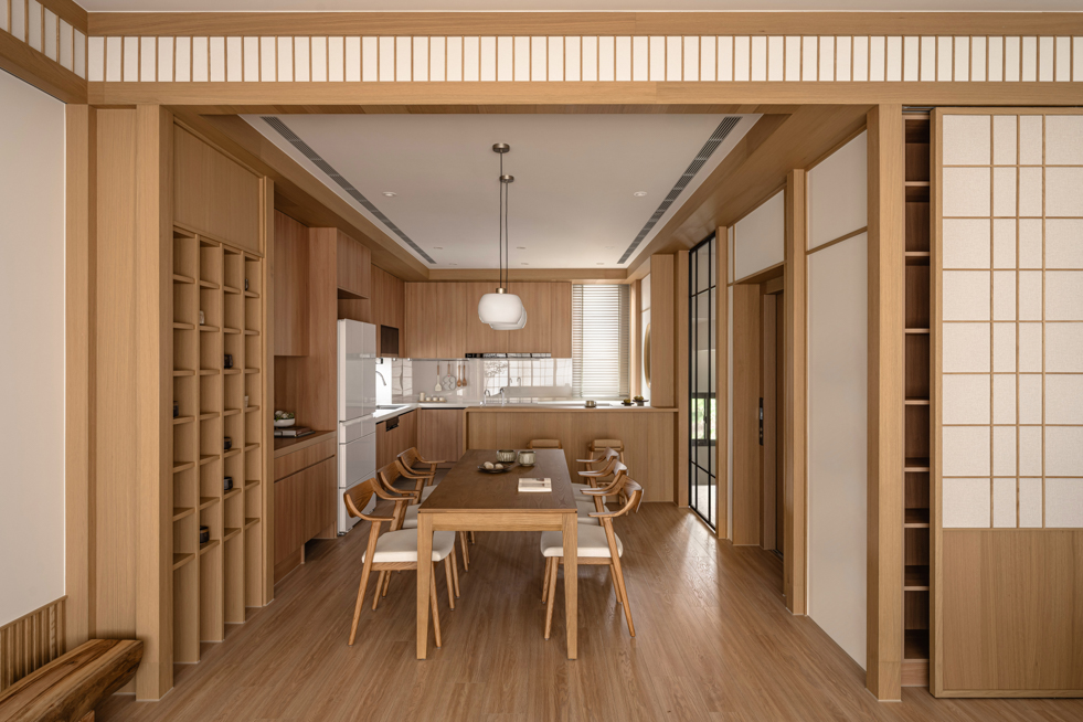 獲獎設計紀錄:透天住宅客廳室內攝影,展現日光在木質牆面停留的時間痕跡與視覺節奏| 易構設計