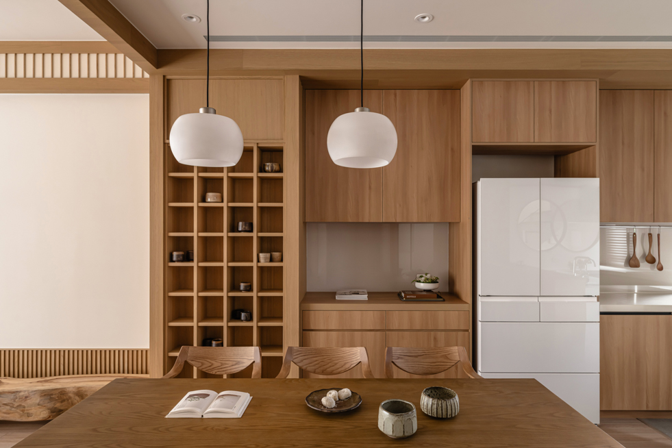 2026 MUSE Design Award 金獎作品:台中住宅餐廚區攝影,連續木質結構與中島設計的光影美學| 易構設計