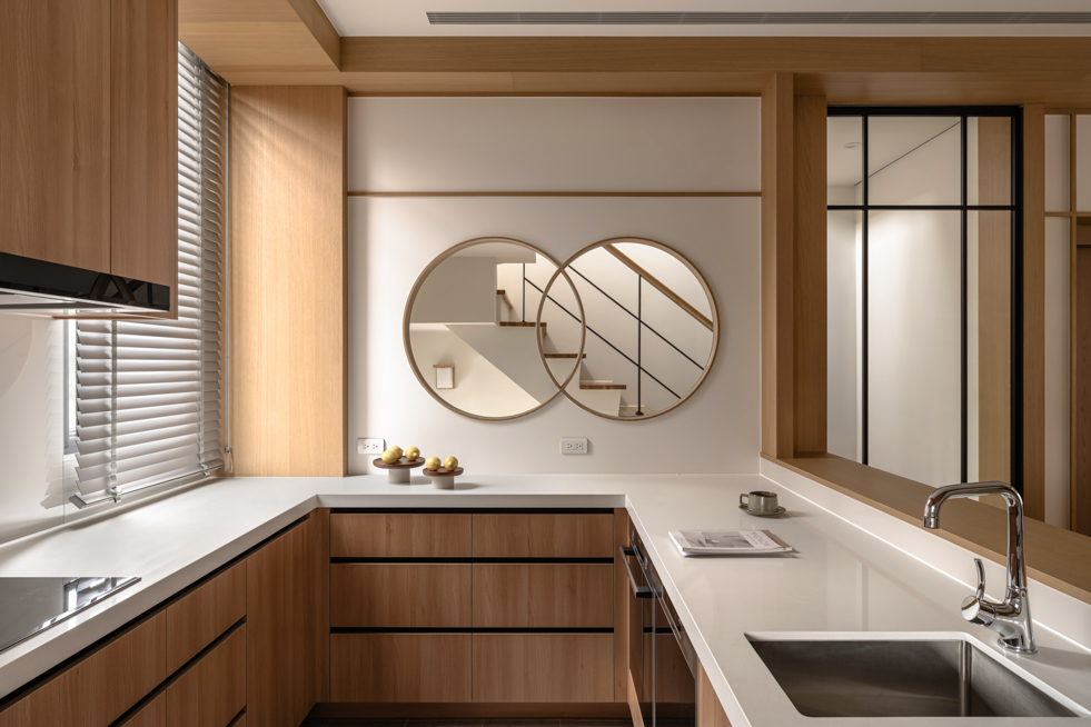 2026 MUSE Design Award 金獎作品:台中住宅餐廚區攝影,連續木質結構與中島設計的光影美學| 易構設計