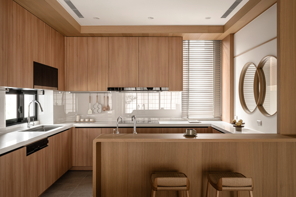 2026 MUSE Design Award 金獎作品:台中住宅餐廚區攝影,連續木質結構與中島設計的光影美學| 易構設計