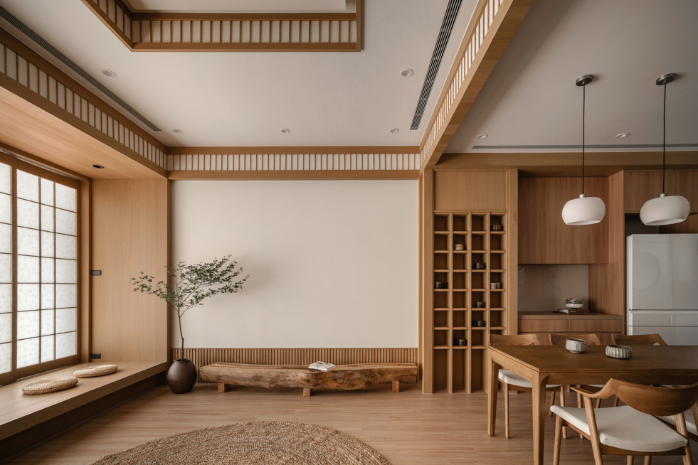 獲獎設計紀錄:透天住宅客廳室內攝影,展現日光在木質牆面停留的時間痕跡與視覺節奏| 易構設計