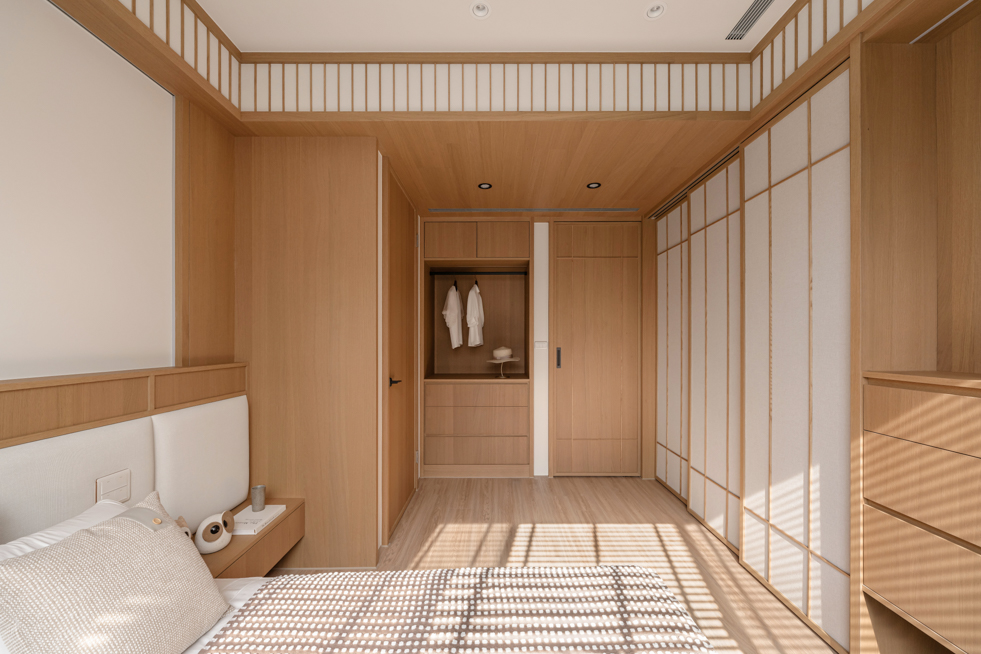 三川二目空間攝影:臥室溫潤木質調影像,捕捉日光篩落後的靜謐氛圍與空間敘事| 易構設計