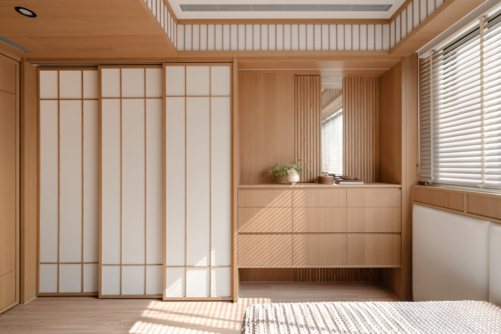 三川二目空間攝影:臥室溫潤木質調影像,捕捉日光篩落後的靜謐氛圍與空間敘事| 易構設計