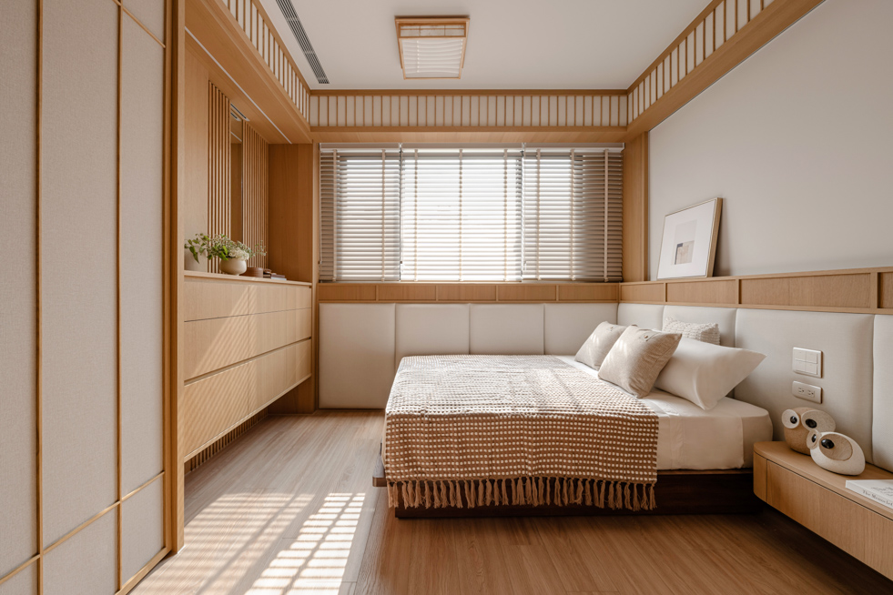 三川二目空間攝影:臥室溫潤木質調影像,捕捉日光篩落後的靜謐氛圍與空間敘事| 易構設計