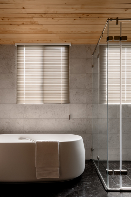 三川二目空間攝影:臥室溫潤木質調影像,捕捉日光篩落後的靜謐氛圍與空間敘事| 易構設計