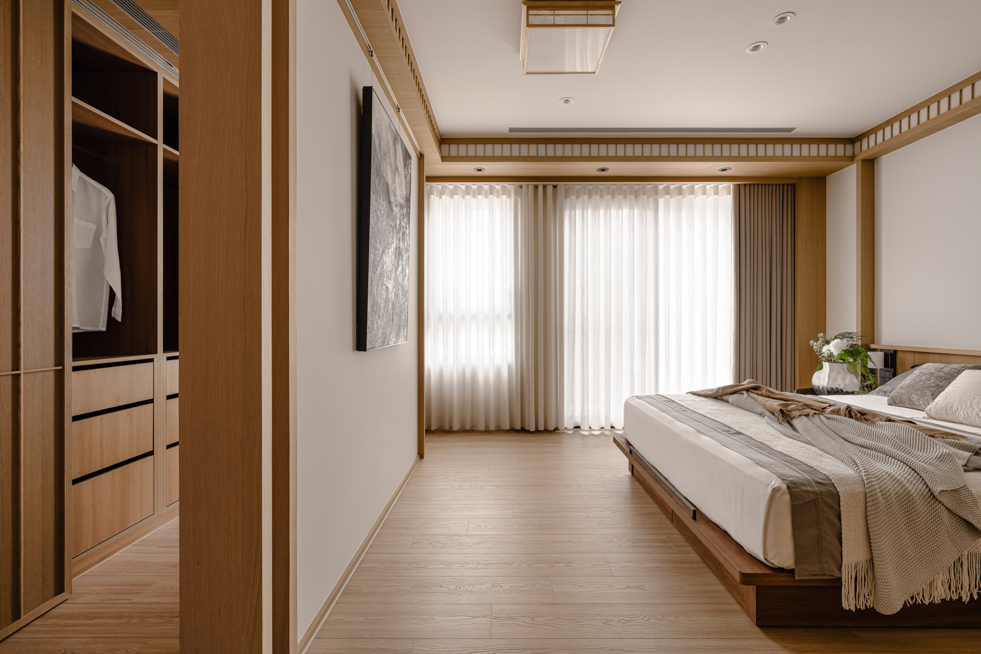 三川二目空間攝影:臥室溫潤木質調影像,捕捉日光篩落後的靜謐氛圍與空間敘事| 易構設計