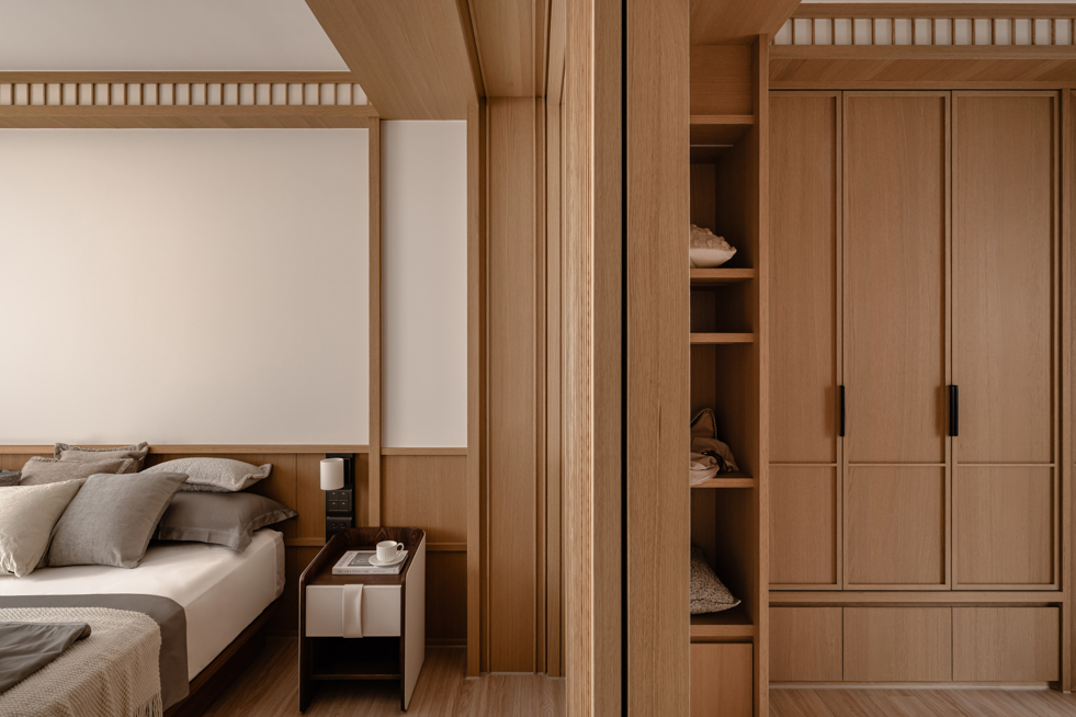 三川二目空間攝影:臥室溫潤木質調影像,捕捉日光篩落後的靜謐氛圍與空間敘事| 易構設計