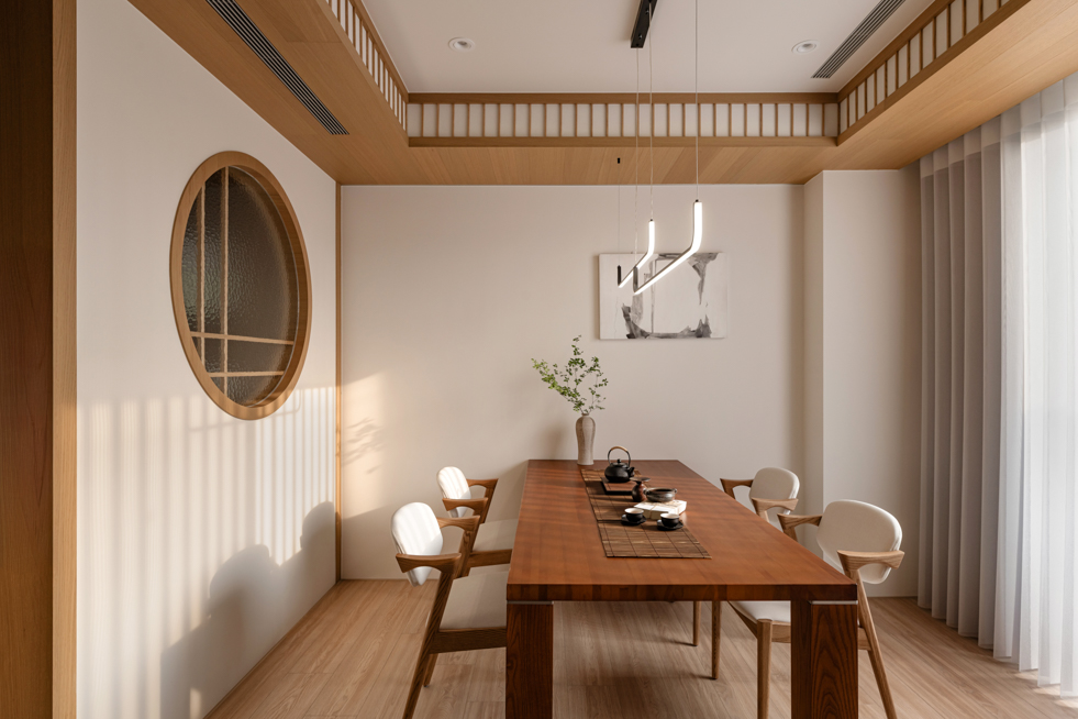 獲獎設計紀錄:透天住宅客廳室內攝影,展現日光在木質牆面停留的時間痕跡與視覺節奏| 易構設計