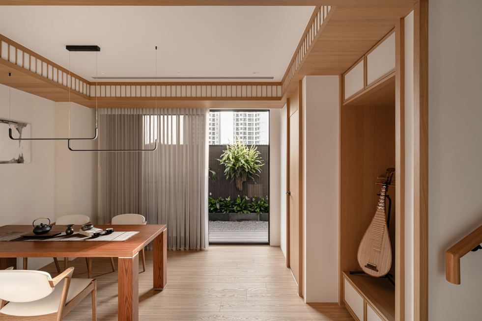 獲獎設計紀錄:透天住宅客廳室內攝影,展現日光在木質牆面停留的時間痕跡與視覺節奏| 易構設計