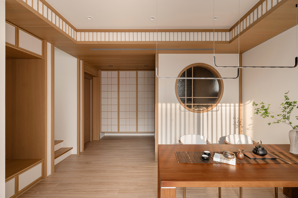 獲獎設計紀錄:透天住宅客廳室內攝影,展現日光在木質牆面停留的時間痕跡與視覺節奏| 易構設計