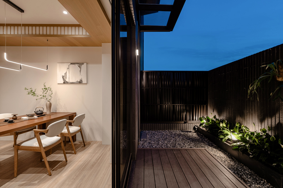 獲獎設計紀錄:透天住宅客廳室內攝影,展現日光在木質牆面停留的時間痕跡與視覺節奏| 易構設計