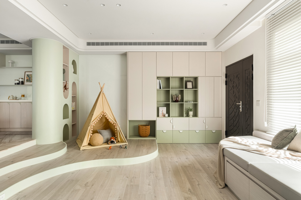 親子住宅客廳設計，弧形牆面與窗邊座位形塑放鬆的生活場景